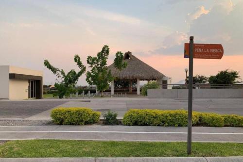 a street sign in front of a building at CASALUNA frente alberca AirAc in Atlacholoaya