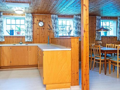 Kuchyň nebo kuchyňský kout v ubytování 6 person holiday home in Ribe-By Traum