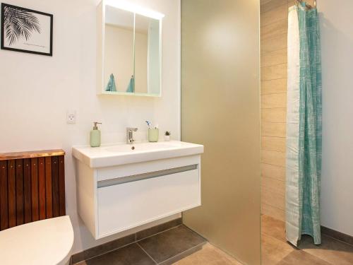 Bilik mandi di 9 person holiday home in Dannemare