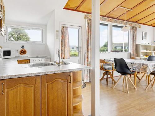 Kuchyň nebo kuchyňský kout v ubytování 5 person holiday home near Sæby Beach