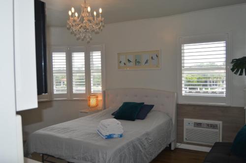 Ένα ή περισσότερα κρεβάτια σε δωμάτιο στο WATERFRONT STUDIO COZY WITH WATERVIEWs