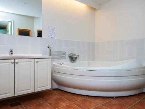 Ένα μπάνιο στο 4 person holiday home in Ringkøbing