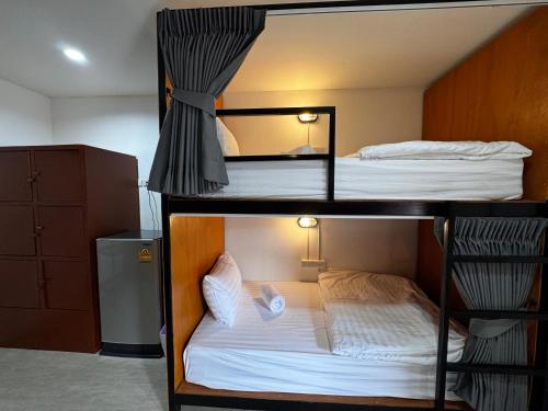 Postel nebo postele na pokoji v ubytování Phuket Muay Thai Hotel Rawai Beach