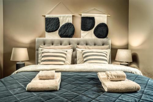 Ein Bett oder Betten in einem Zimmer der Unterkunft Luxury Log Home with a Hot Tub