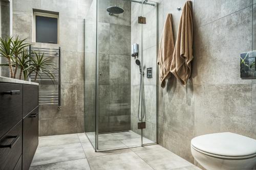 Ein Badezimmer in der Unterkunft Luxury Log Home with a Hot Tub