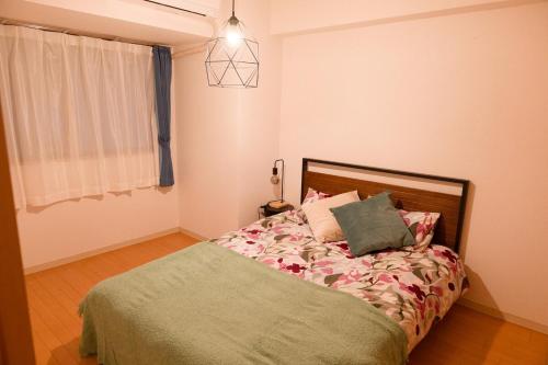 a bedroom with a bed in a room at SN2B おしゃれな部屋で家族団欒 大須商店街徒歩10分 8人可 Fashionable room for family gatherings Osu Shopping Street 10 min walk 8 people can stay in Nagoya