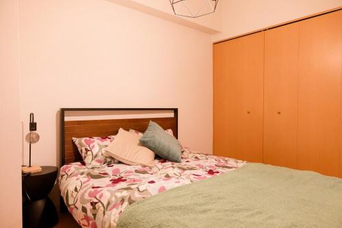 a bedroom with a bed and a brown cabinet at SN2B おしゃれな部屋で家族団欒 大須商店街徒歩10分 8人可 Fashionable room for family gatherings Osu Shopping Street 10 min walk 8 people can stay in Nagoya