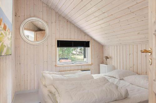 ein Schlafzimmer mit einem großen weißen Bett und einem Fenster in der Unterkunft TV1661 Jerup - Blåbærvej 5 in Jerup