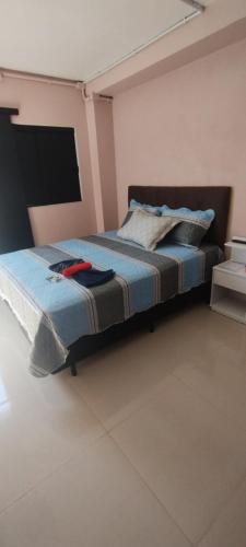 CanoinhasにあるPousada Santa Mariaの青い掛け布団が敷かれたベッドのある寝室