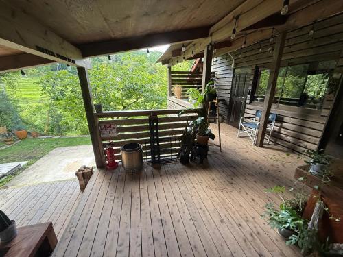 Balkoni atau teres di Yamanokami Inn