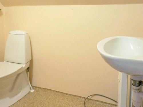 Ένα μπάνιο στο 8 person holiday home in HOVA