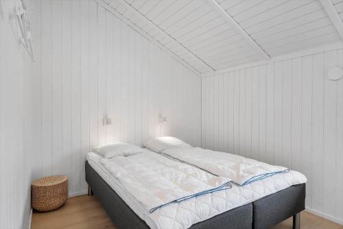 a white bedroom with a bed in a room at SL323-Slagelse-Bogfinkevej-29 in Slagelse
