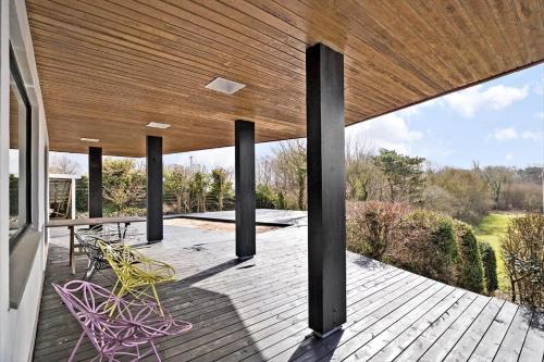 a deck with two chairs and a wooden ceiling at K19016-Kalundborg-Klintedalsvej-37 in Kalundborg