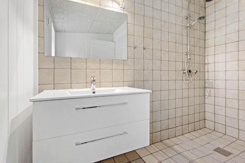 Un baño blanco con lavabo y espejo. en K19088-Eskebjerg-Bjarnesvej-10, en Eskebjerg