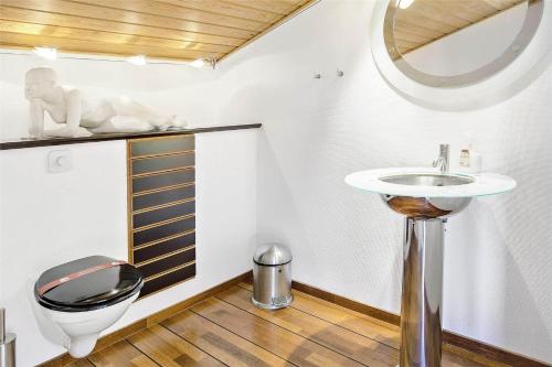 a bathroom with a toilet and a sink at K19016-Kalundborg-Klintedalsvej-37 in Kalundborg
