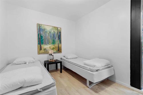 a bedroom with two beds and a painting on the wall at K19016-Kalundborg-Klintedalsvej-37 in Kalundborg