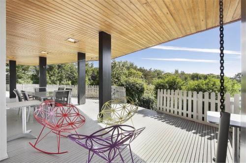 a porch with chairs and tables and a wooden ceiling at K19016-Kalundborg-Klintedalsvej-37 in Kalundborg
