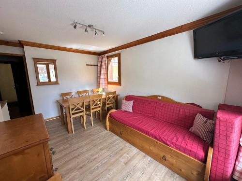 a living room with a red couch and a table at Appartement Lanslebourg 6 pers, 2 chambres, proche pistes - FR-1-508-309 in Val Cenis