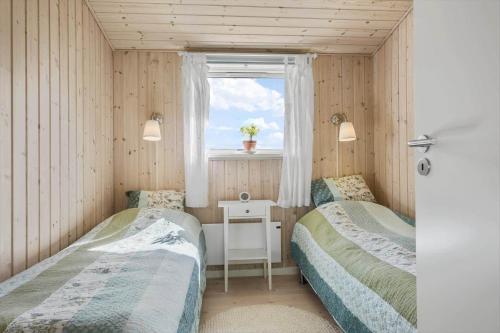 two beds in a small room with a window at K19070-Eskebjerg-Marsvej-3 in Eskebjerg