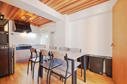 una cucina con un tavolo e sedie in una stanza di V Close to Shinjuku Kabukicho Korean Town FrWIFI B a Tokyo