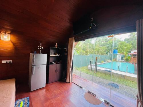 Piscina en o cerca de The Coppers luxury Glamping Pod Villa with Pool