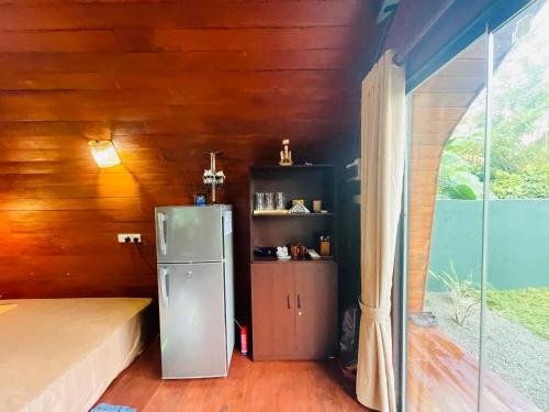 Una cocina o zona de cocina en The Coppers luxury Glamping Pod Villa with Pool