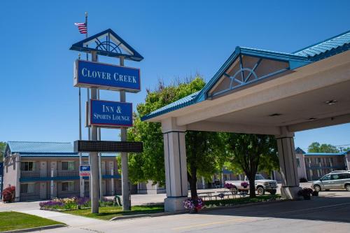 a hotel sign in front of a building at Clover Creek Inn in Montpelier