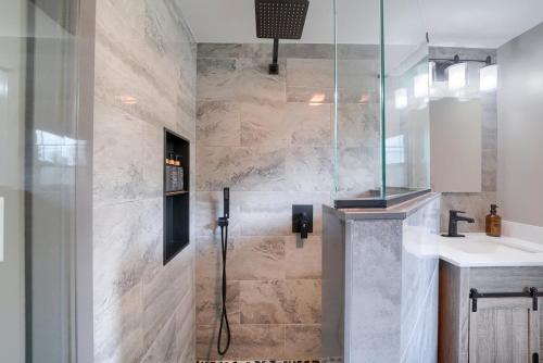 ein Badezimmer mit Dusche und Waschbecken in der Unterkunft Walnut Street Retreat with Hot Tub, 3 Bedrooms in Ephrata
