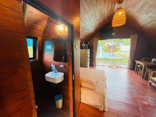 Un baño en una casa con un lavabo y una cocina. en The Coppers luxury Glamping Pod Villa with Pool, en Karandeniya