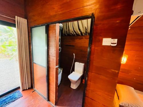 Un baño de The Coppers luxury Glamping Pod Villa with Pool