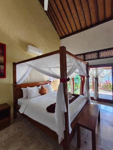 Postel nebo postele na pokoji v ubytování Teluk Indah Beach & Pool Villa