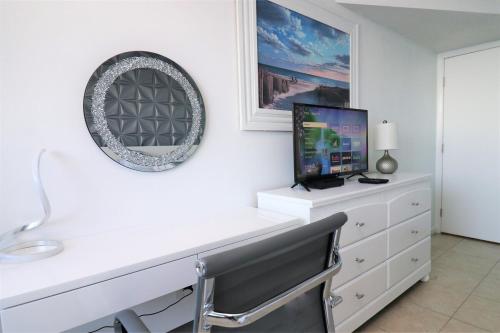 Beachfront Bliss 3BR Oceanfront Condo with Pool and Hot Tub photo 35