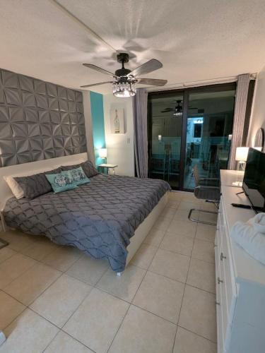 Beachfront Bliss 3BR Oceanfront Condo with Pool and Hot Tub photo 5