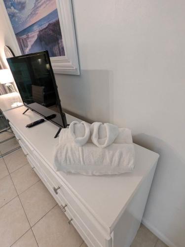 Beachfront Bliss 3BR Oceanfront Condo with Pool and Hot Tub photo 34