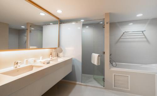 Un baño de VELA Dhi GLOW Pratunam