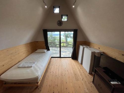 une chambre avec un lit, une télévision et une fenêtre dans l'établissement LaVilla - Vacation STAY 27365v, à Nobotate