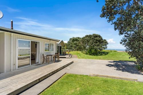 a home with a deck with a view of the ocean at Comfort Inn Sunset Thames in Thames