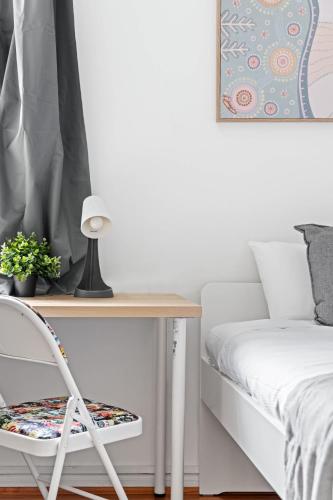 a bedroom with a desk and a bed and a chair at Single Room - Private Spot in Kingsford - Convenient Location - Shared Bathroom in Sydney