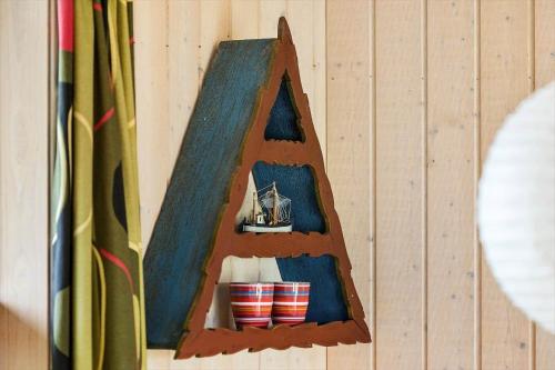a letter sign hanging on a wall with cups at 20411-Samso-Nylandsvej-21-C in Ballen