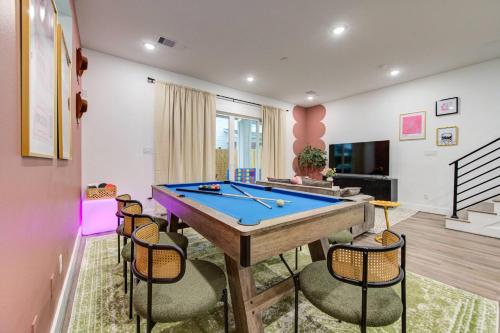 a room with a pool table and chairs at HoustonHideaway 3BR/3.5BA near UH BBQ & Pool Table in Houston
