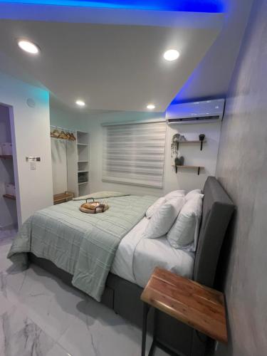 サンファンにあるChic 1BR 10 off jet Ski at Archi Rentalのベッドルーム1室(トレイ付きベッド1台付)