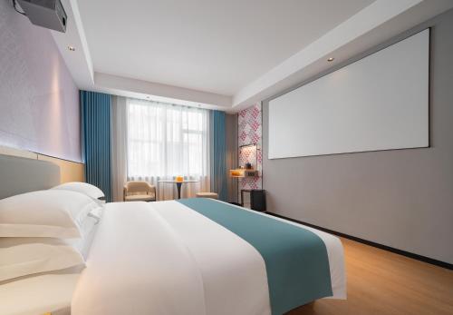 Ein Bett oder Betten in einem Zimmer der Unterkunft Borrman Hotel-ZhangJiaJie National Forest Park East Gate Branch