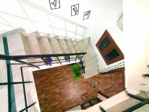 リシケーシュにあるShriJi Homestayの階段のある大きな建物の上空を望む