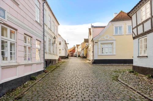 a cobblestone street in a town with buildings at AE208-Aeroskobing-Brogade-4 in Ærøskøbing