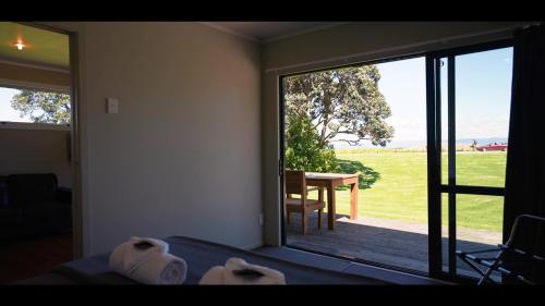 a bedroom with a sliding glass door with a view of a table at Comfort Inn Sunset Thames in Thames