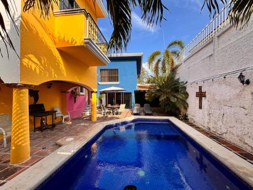 カンクンにあるVilla México a 5 Minutos de la playaの教会のある家の前のスイミングプール
