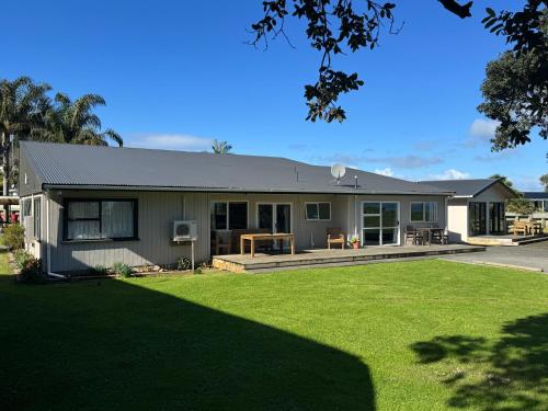 a house with a large yard in front of it at Comfort Inn Sunset Thames in Thames