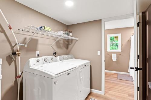 un lavadero con lavadora y secadora en The Respite getaway, en Harrisburg