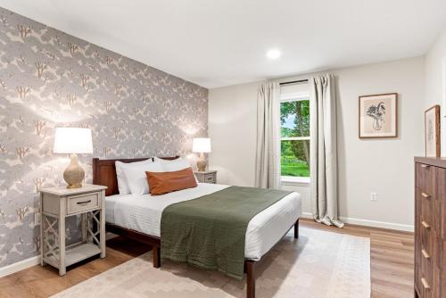 un dormitorio con una cama y una ventana en The Respite getaway, en Harrisburg