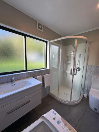 a bathroom with a shower and a sink at Comfort Inn Sunset Thames in Thames